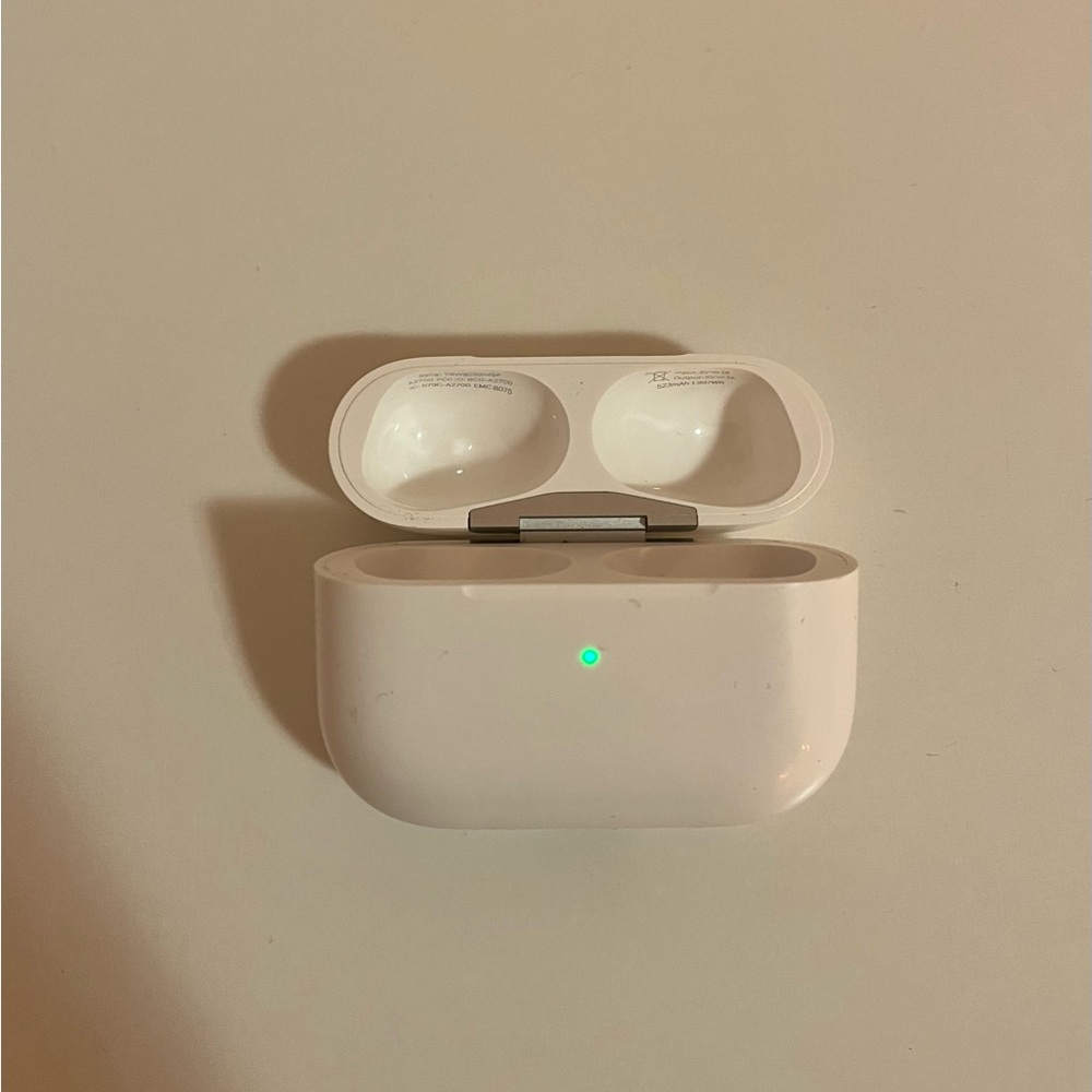 AirPod Pro Charging Case w/ black silicone case